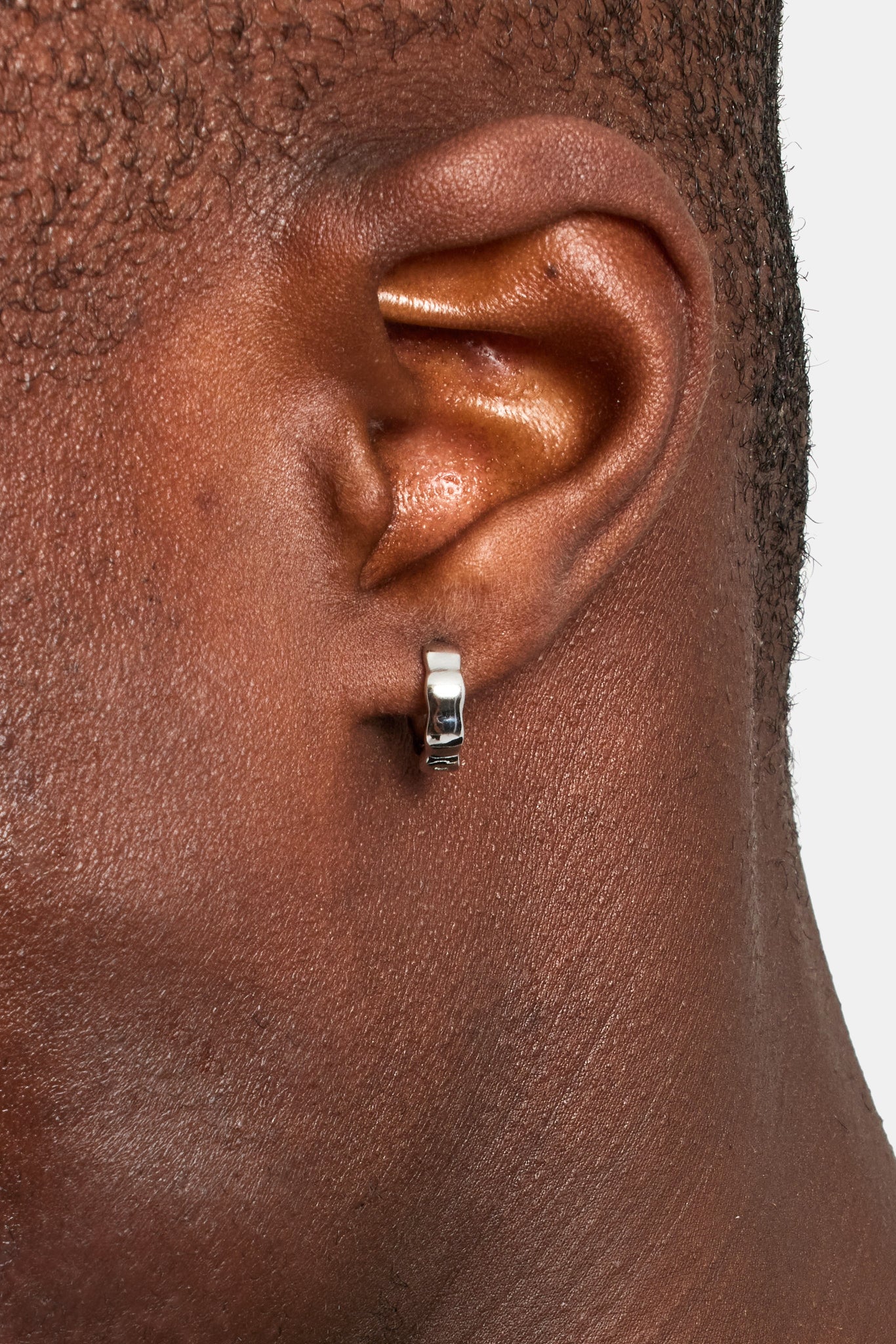 Strukturierte, polierte Huggie-Ohrringe